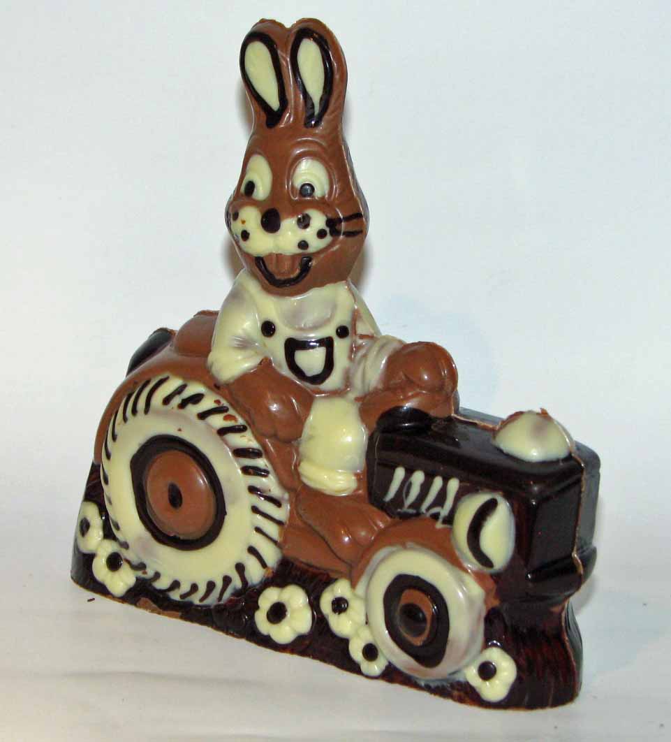 Schokohase auf Traktor